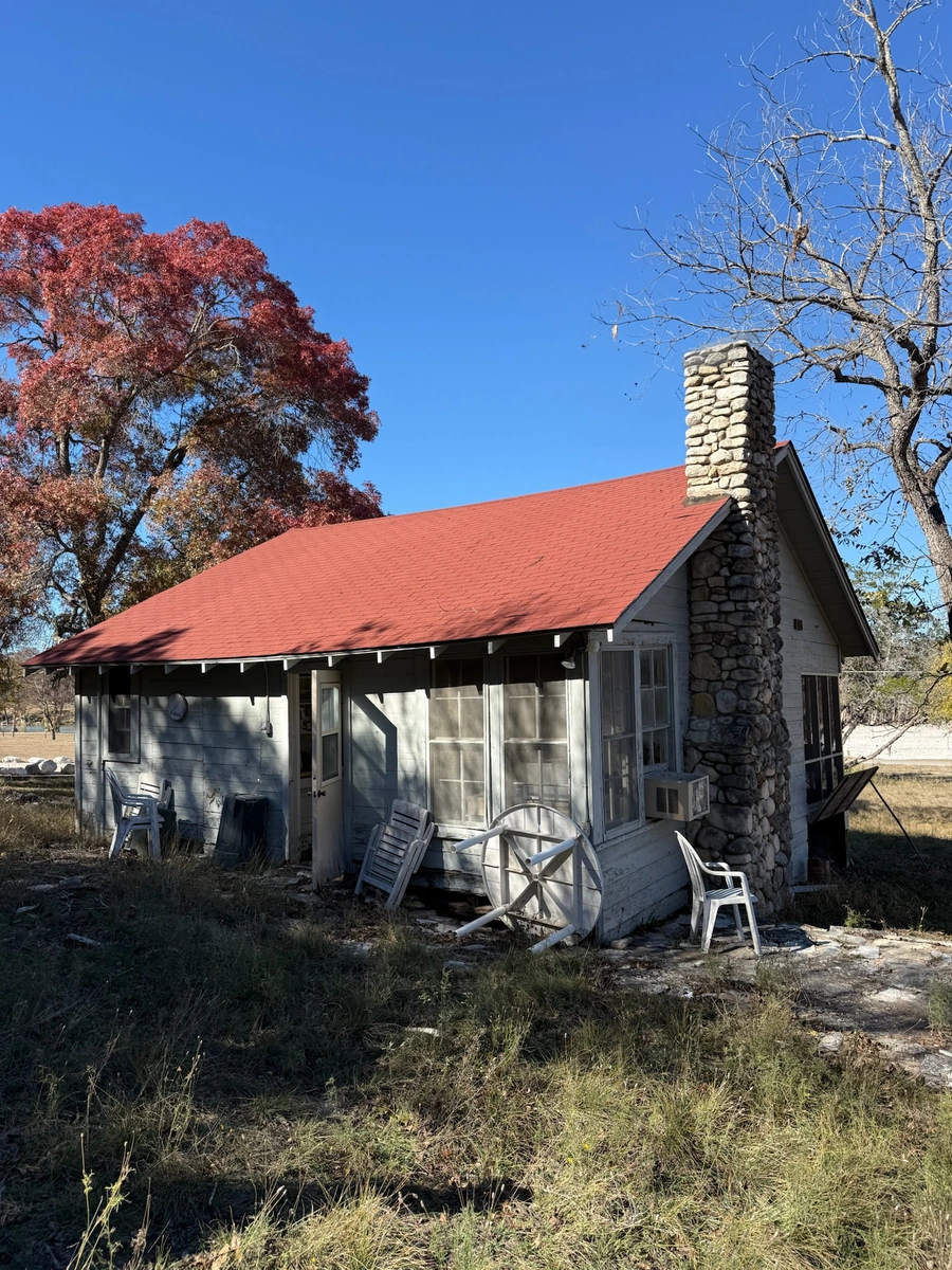 Structure to be demolished at  470 Cade Loop