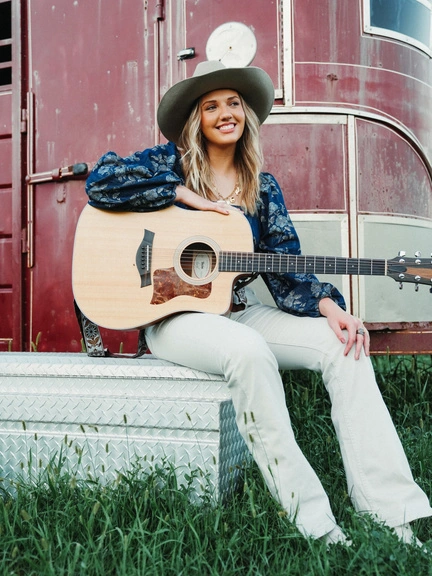 Live music by Chloe Raye