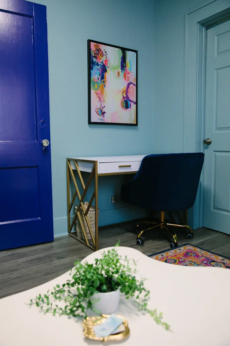 Selva's turquoise therapy room's desk